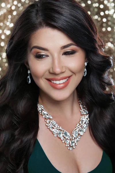 Szczęśliwy uśmiechający się kobieta z luksusowe biżuteria na błyszczącym tle musujące Zdjęcia Stockowe bez tantiem