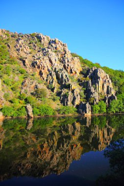 Rio tajo con peones on la orilla