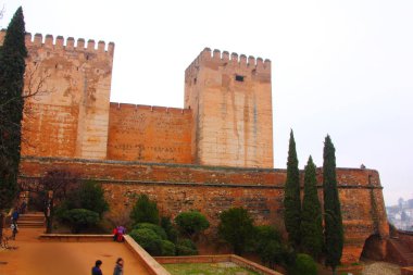 Castillo arabe en la Alhambra en Granada