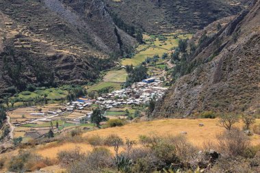 Pueblo en la Cordillera de los Andes Peruanos