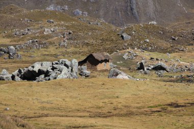 Casa de barro en al Cordillera de los Andes en Peru
