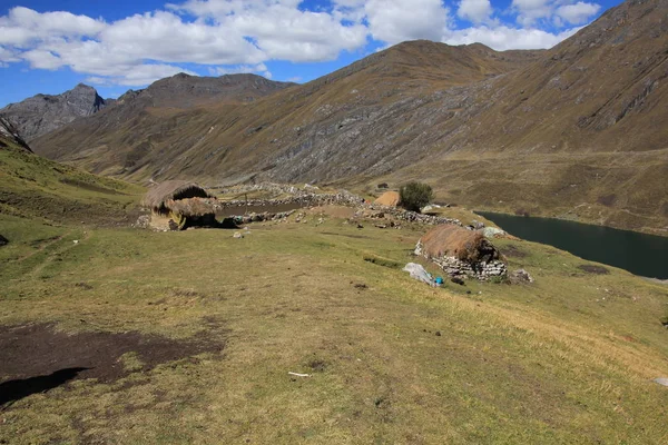 Casas en la Cordillera de los Andes en Peru