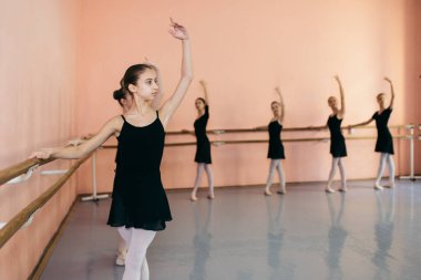 Bir grup güzel genç kız bale yapıyor..