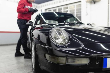 Araba tamiri, oto tamir atölyesinde orbital cilalama işçisi.. 