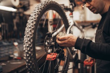 Bir dağ bisikleti bir atölyede tamir tamirci.