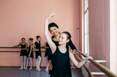 Klasik bir bale okulunda, bir grup genç balerin tarafından yapılan koreografi dansı..