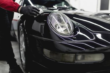 Mikro fiber bezle adam temizleme görüntüsü, araba detayı konsepti