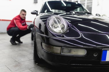 Araba tamiri, oto tamir atölyesinde orbital cilalama işçisi.. 