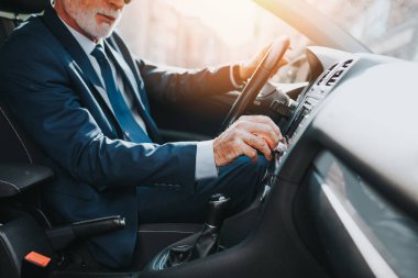 Üstad yakışıklı işadamı arabasını kullanıyor. .