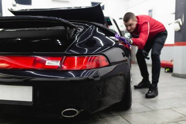 Adam mikrofiber bezle araba temizleme, araba temizleme konsepti