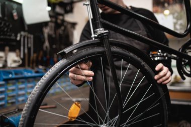 Tamir aşamasındaki bir atölyede bisiklet tamircisi.