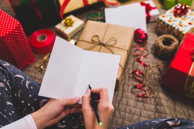 Hediye paketi, evde hediye paketleyen bir kadın.