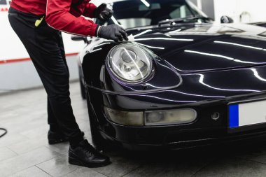 Mikro fiber bezle adam temizleme görüntüsü, araba detayı konsepti