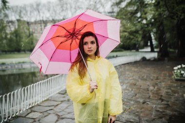 Bir şemsiye ile yürüyen güzel bir kadın portresi.