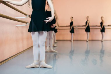 Bir grup güzel genç kız bale yapıyor..