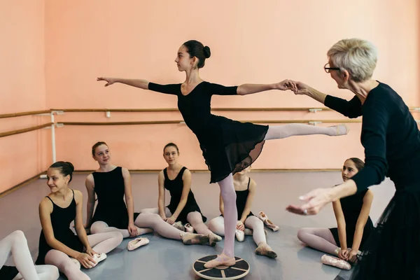 Dança Coreografada Por Grupo Belas Bailarinas Jovens Praticando Durante Aula — Fotografia de Stock