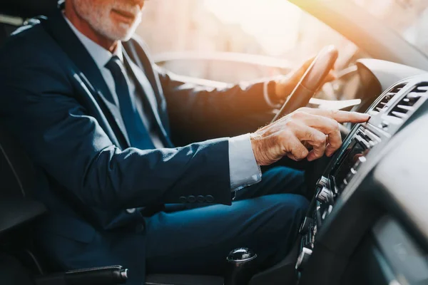 Senior Dobře Vypadající Podnikatel Řídí Své Auto — Stock fotografie