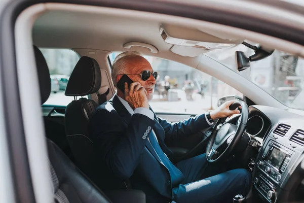 Senior Dobře Vypadající Podnikatel Mluví Mobilním Telefonu Při Řízení Svého — Stock fotografie