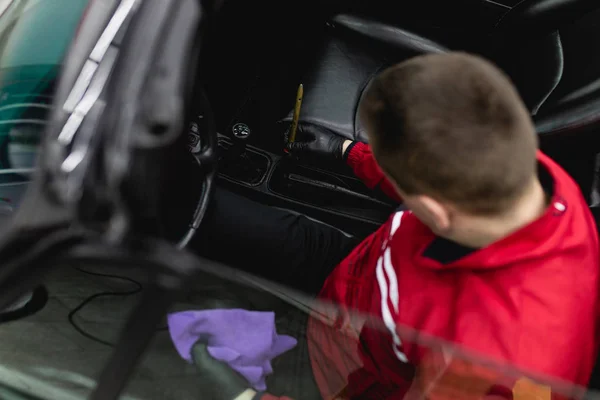 Uomo Pulizia Auto Con Panno Microfibra Auto Concetto Dettaglio — Foto Stock