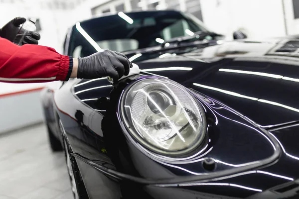 Tiro Cortado Homem Limpando Carro Com Pano Microfibra Carro Detalhando — Fotografia de Stock