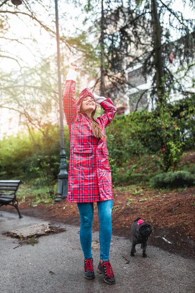Wanita Cantik Menikmati Dengan Anjingnya Luar Taman — Stok Foto