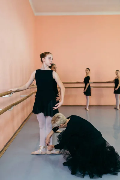 Baile Coreografiado Por Grupo Hermosas Bailarinas Jóvenes Que Practican Durante — Foto de Stock