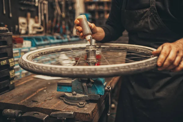 Mecânico Bicicletas Uma Oficina Processo Reparação — Fotografia de Stock