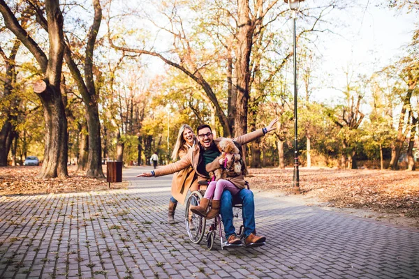 Behinderter Vater Rollstuhl Genießt Mit Tochter Und Frau Herbstpark Freien — Stockfoto