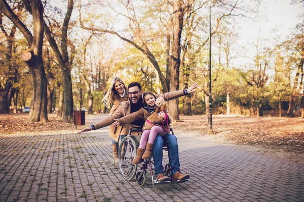 Behinderter Vater Rollstuhl Genießt Mit Tochter Und Frau Park — Stockfoto