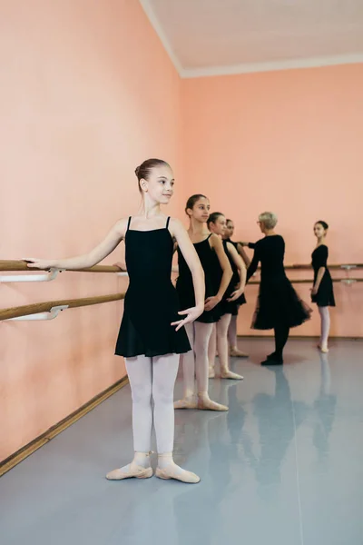 Dança Coreografada Por Grupo Belas Bailarinas Jovens Praticando Durante Aula — Fotografia de Stock