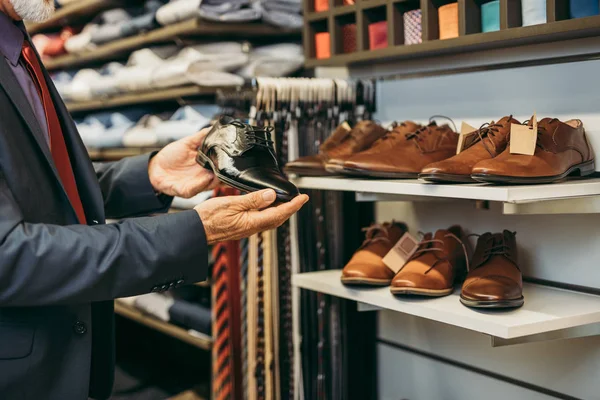 Стильный Современный Старший Бизнесмен Выбирает Покупает Обувь Дорогом Магазине — стоковое фото