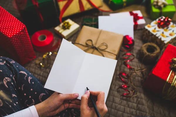 Envoltura Regalo Regalos Vacaciones Embalaje Mujer Casa — Foto de Stock