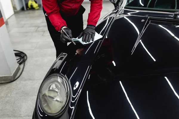 Abgeschnittene Aufnahme Eines Mannes Der Sein Auto Mit Mikrofasertuch Reinigt — Stockfoto