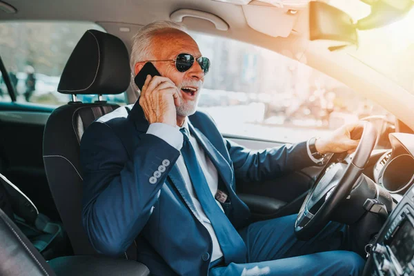 Ανώτερος Όμορφος Επιχειρηματίας Μιλάει Στο Κινητό Τηλέφωνο Ενώ Οδηγεί Αυτοκίνητό — Φωτογραφία Αρχείου