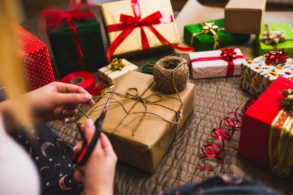 Envoltura Regalo Regalos Vacaciones Embalaje Mujer Casa — Foto de Stock