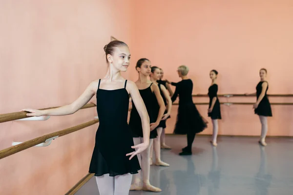 Dança Coreografada Por Grupo Belas Bailarinas Jovens Praticando Durante Aula — Fotografia de Stock