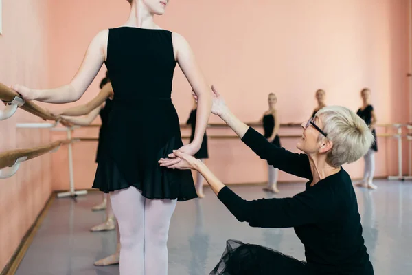 Dança Coreografada Por Grupo Belas Bailarinas Jovens Praticando Durante Aula — Fotografia de Stock