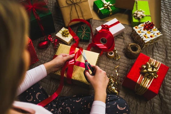 Envoltura Regalo Regalos Vacaciones Embalaje Mujer Casa — Foto de Stock