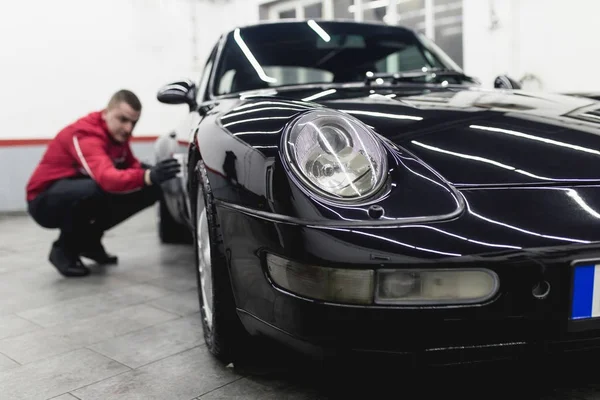 Adam mikrofiber bezle araba temizleme, araba temizleme konsepti