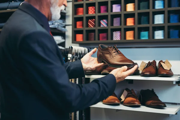 Стильный Современный Старший Бизнесмен Выбирает Покупает Обувь Дорогом Магазине — стоковое фото