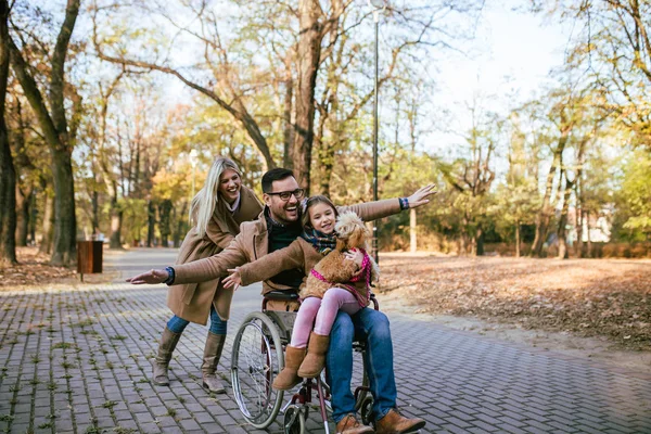 Behinderter Vater Rollstuhl Genießt Mit Tochter Und Frau Park — Stockfoto