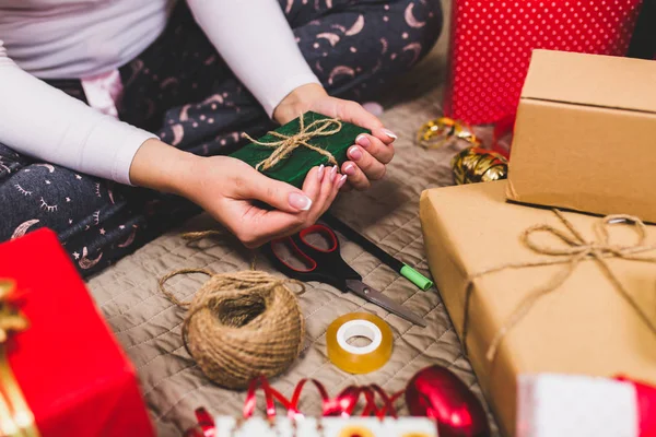 Envoltura Regalo Regalos Vacaciones Embalaje Mujer Casa — Foto de Stock