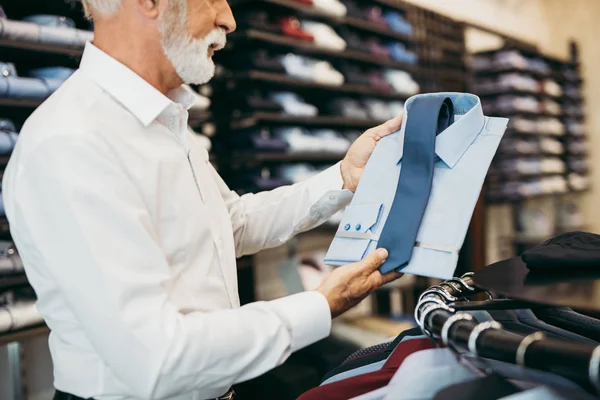 Стильный Современный Старший Бизнесмен Выбирает Покупает Одежду Дорогом Магазине — стоковое фото