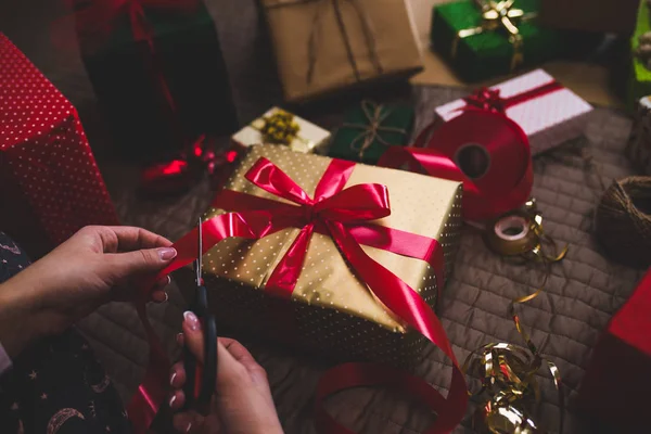 Geschenkverpackung Frau Verpackt Weihnachtsgeschenke Hause — Stockfoto