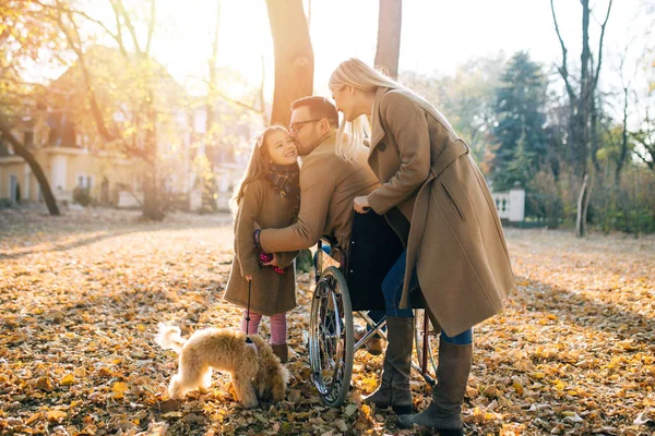 Ojciec Niepełnosprawny Wózku Inwalidzkim Korzystających Jego Córka Żona Pies Zewnątrz — Zdjęcie stockowe