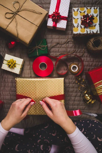 Envoltura Regalo Regalos Vacaciones Embalaje Mujer Casa — Foto de Stock