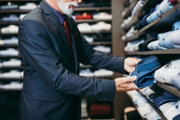 Стильный Современный Старший Бизнесмен Выбирает Покупает Рубашку Дорогом Магазине — стоковое фото