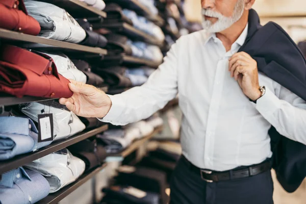 Стильный Современный Старший Бизнесмен Выбирает Покупает Одежду Дорогом Магазине — стоковое фото
