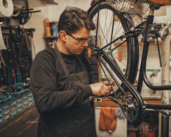 ワークショップで自転車を修理する機械 — ストック写真