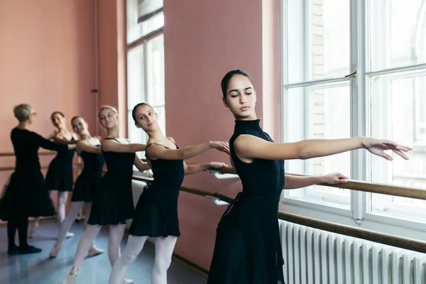 古典的なバレエ学校で授業中に練習する美しい若いバレリーナのグループによって振付されたダンス — ストック写真